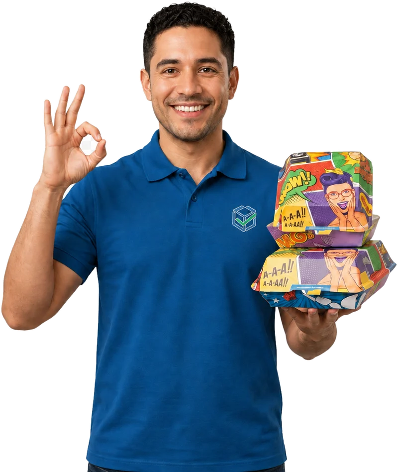 Asesor de Tu Empaque sosteniendo empaques impresos
