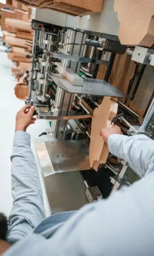 Equipo de terminados y acabados en la planta de Tu Empaque